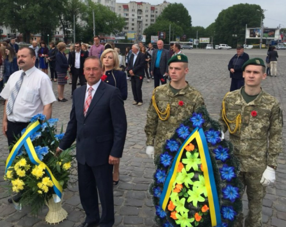Новини Хмельницького - фото з Квітами та почесним салютом хмельничани вшанували героїв Другої світової війни Квітами та почесним салютом хмельничани вшанували героїв Другої світової війни, фото №3 на сайті vsim.ua