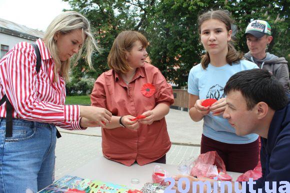 Тернополяни в центрі  міста на знак пам’яті виготовляли маки, фото №2 на сайті 20minut.ua