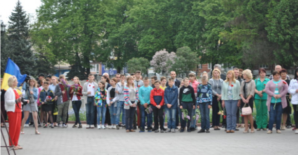 Новини Хмельницького - фото з Квітами та почесним салютом хмельничани вшанували героїв Другої світової війни Квітами та почесним салютом хмельничани вшанували героїв Другої світової війни, фото №1 на сайті vsim.ua