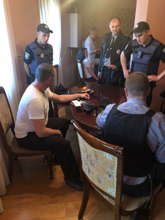 Озброєні колектори зламали броньовані двері і вклали підлітка лицем в підлогу, фото №1 на сайті 20minut.ua