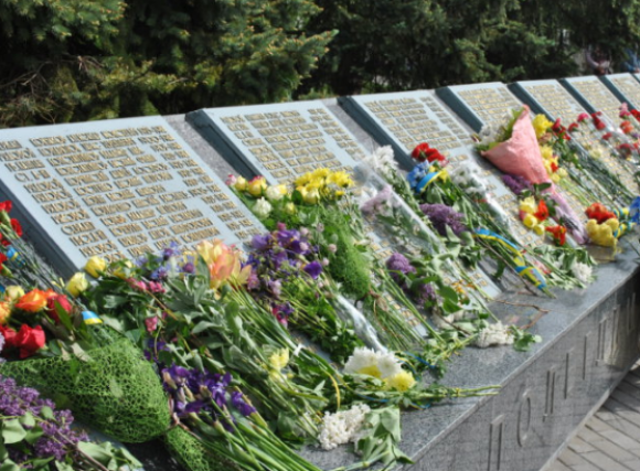 Новини Хмельницького - фото з Квітами та почесним салютом хмельничани вшанували героїв Другої світової війни Квітами та почесним салютом хмельничани вшанували героїв Другої світової війни, фото №2 на сайті vsim.ua