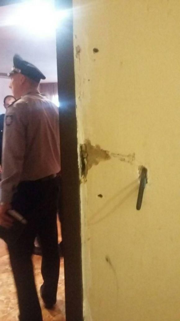 Озброєні колектори зламали броньовані двері і вклали підлітка лицем в підлогу, фото №3 на сайті 20minut.ua