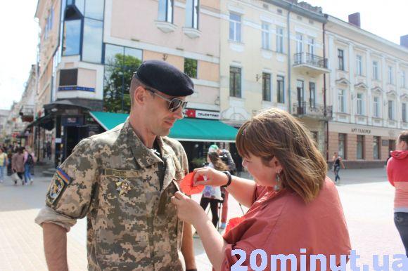 Тернополяни в центрі  міста на знак пам’яті виготовляли маки, фото №1 на сайті 20minut.ua