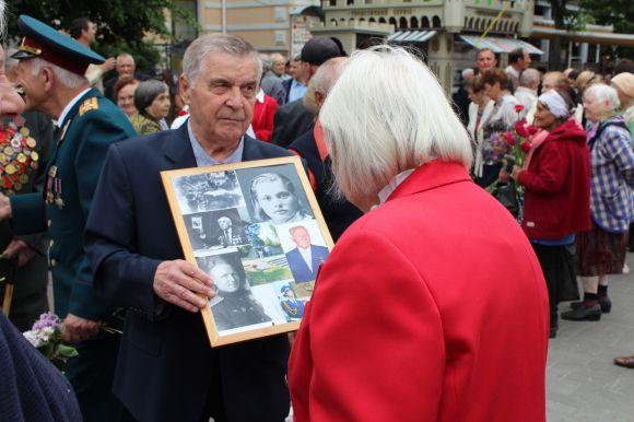 Новини Вінниці - фото з Покладання квітів до Дня Перемоги пройшли без конфліктів і «Путінського маршу» Покладання квітів до Дня Перемоги пройшли без конфліктів і «Путінського маршу», фото №2 на сайті 20minut.ua
