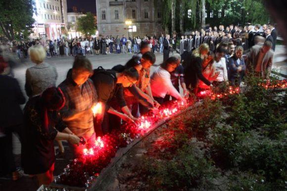 Новини Вінниці - фото з «Перша хвилина миру»: у центрі міста виклали з лампадок квітку червоного маку «Перша хвилина миру»: у центрі міста виклали з лампадок квітку червоного маку, фото №3 на сайті 20minut.ua