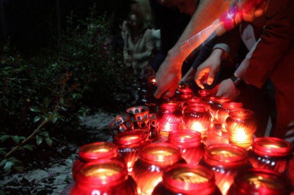 Новини Вінниці - фото з «Перша хвилина миру»: у центрі міста виклали з лампадок квітку червоного маку «Перша хвилина миру»: у центрі міста виклали з лампадок квітку червоного маку, фото №1 на сайті 20minut.ua