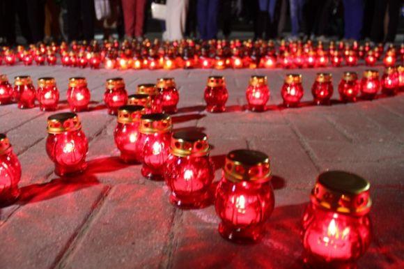 Новини Вінниці - фото з «Перша хвилина миру»: у центрі міста виклали з лампадок квітку червоного маку «Перша хвилина миру»: у центрі міста виклали з лампадок квітку червоного маку, фото №2 на сайті 20minut.ua