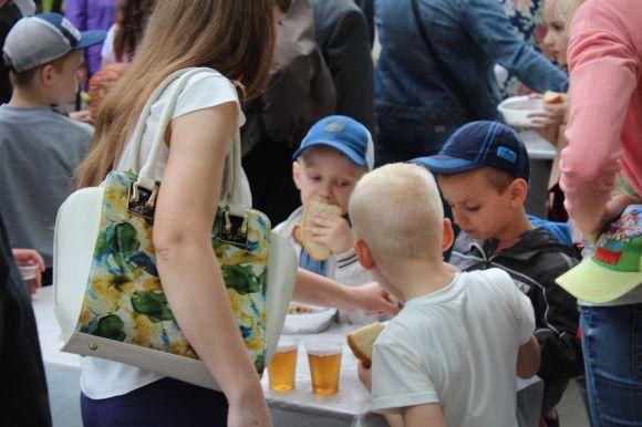 Новини Вінниці - фото з У парку Горького військові роздають вінничанам армійську кашу У парку Горького військові роздають вінничанам армійську кашу, фото №5 на сайті 20minut.ua