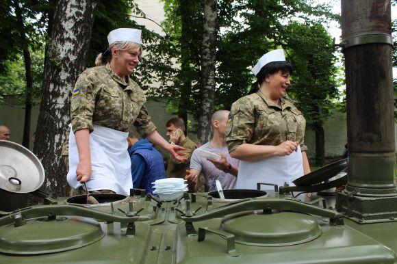 Новини Вінниці - фото з У парку Горького військові роздають вінничанам армійську кашу У парку Горького військові роздають вінничанам армійську кашу, фото №1 на сайті 20minut.ua