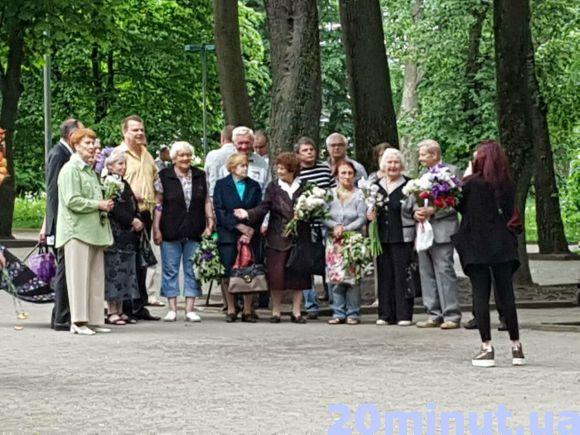 У Парку Слави симпатикам комуністів довелося відв'язати червоні стрічки з букетів, фото №5 на сайті 20minut.ua