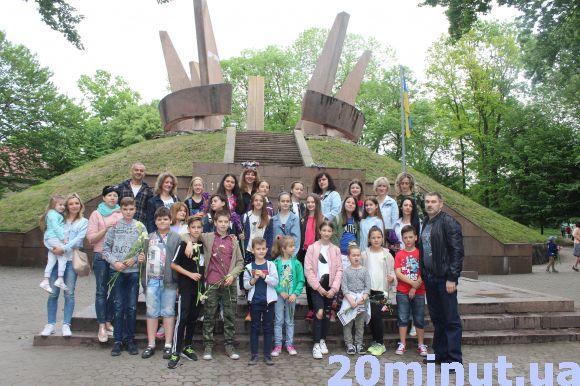 Тернопільські школярі принесли квіти до Вічного вогню, фото №2 на сайті 20minut.ua