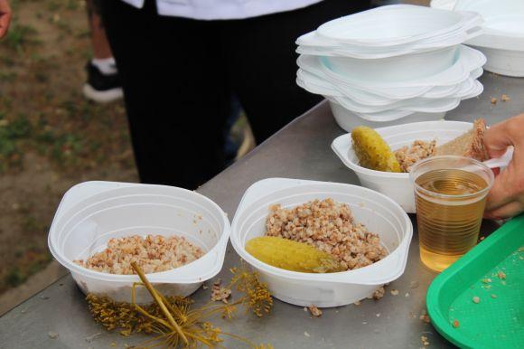 Новини Вінниці - фото з У парку Горького військові роздають вінничанам армійську кашу У парку Горького військові роздають вінничанам армійську кашу, фото №3 на сайті 20minut.ua