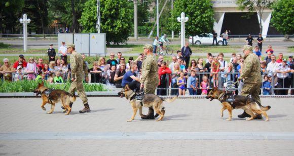 Новини Вінниці - фото з Стрілянина у Вінниці: вибухами та автоматними чергами відкрили змагання бодігардів Стрілянина у Вінниці: вибухами та автоматними чергами відкрили змагання бодігардів, фото №13 на сайті 20minut.ua