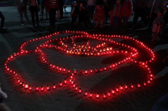 Новини Вінниці - фото з «Перша хвилина миру»: у центрі міста виклали з лампадок квітку червоного маку «Перша хвилина миру»: у центрі міста виклали з лампадок квітку червоного маку, фото №4 на сайті 20minut.ua