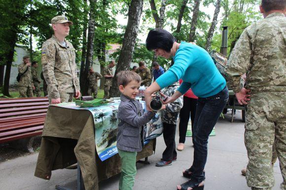 Новини Вінниці - фото з У парку Горького військові роздають вінничанам армійську кашу У парку Горького військові роздають вінничанам армійську кашу, фото №4 на сайті 20minut.ua