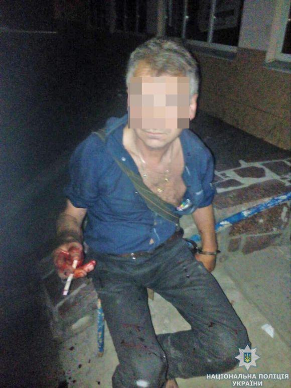 У Житомирі поліцейські охорони затримали чоловіків, які намагались обікрасти магазин у центрі міста, фото №2 на сайті 20minut.ua