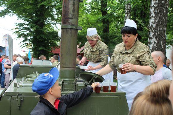 Новини Вінниці - фото з У парку Горького військові роздають вінничанам армійську кашу У парку Горького військові роздають вінничанам армійську кашу, фото №6 на сайті 20minut.ua