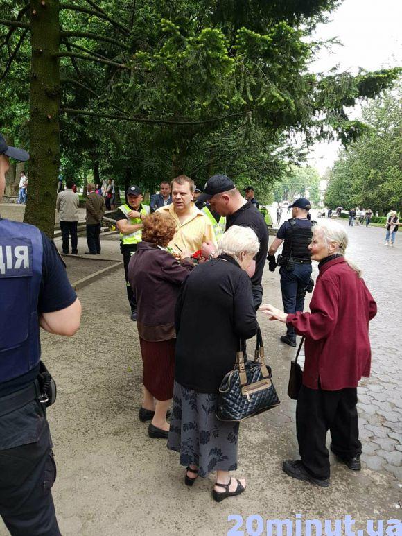 У Парку Слави симпатикам комуністів довелося відв'язати червоні стрічки з букетів, фото №4 на сайті 20minut.ua
