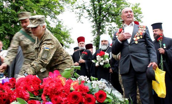 Новини Вінниці - фото з Покладання квітів до Дня Перемоги пройшли без конфліктів і «Путінського маршу» Покладання квітів до Дня Перемоги пройшли без конфліктів і «Путінського маршу», фото №3 на сайті 20minut.ua