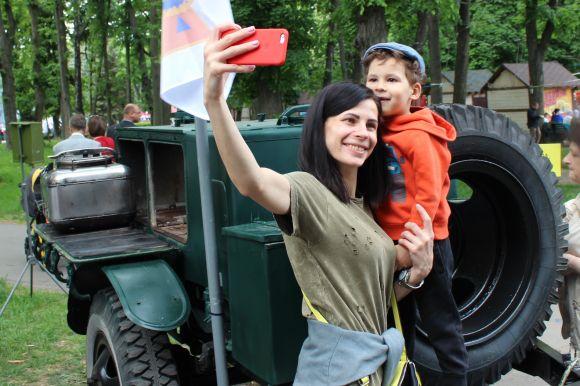Новини Вінниці - фото з У парку Горького військові роздають вінничанам армійську кашу У парку Горького військові роздають вінничанам армійську кашу, фото №8 на сайті 20minut.ua