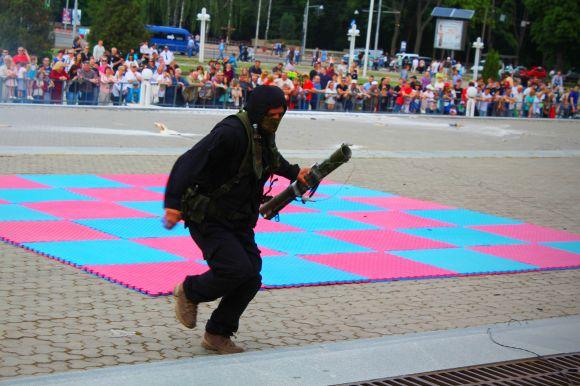 Новини Вінниці - фото з Стрілянина у Вінниці: вибухами та автоматними чергами відкрили змагання бодігардів Стрілянина у Вінниці: вибухами та автоматними чергами відкрили змагання бодігардів, фото №17 на сайті 20minut.ua