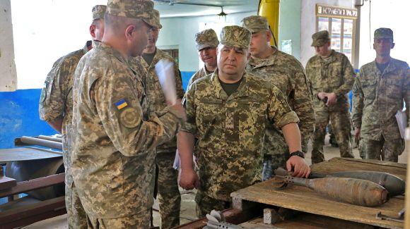 Новини Хмельницького - фото з Міністр оборони проінспектував Хмельницький склад боєприпасів Міністр оборони проінспектував Хмельницький склад боєприпасів, фото №3 на сайті vsim.ua