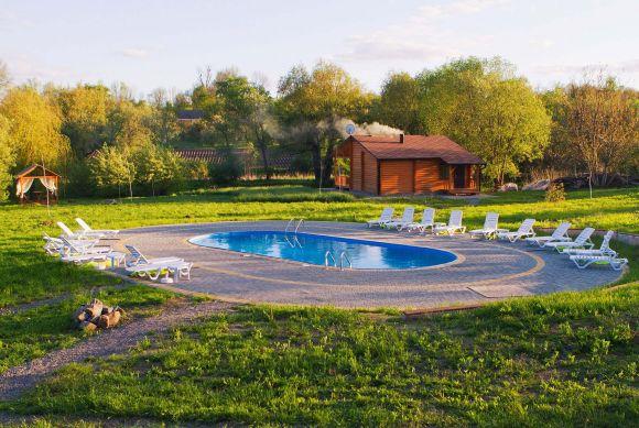 Відпочинок біля басейну в "Комарово"