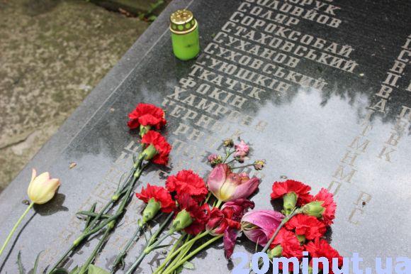 У Парку Слави симпатикам комуністів довелося відв'язати червоні стрічки з букетів, фото №3 на сайті 20minut.ua
