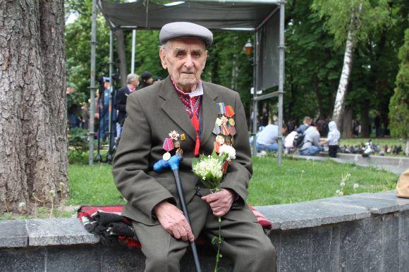 Новини Вінниці - фото з Покладання квітів до Дня Перемоги пройшли без конфліктів і «Путінського маршу» Покладання квітів до Дня Перемоги пройшли без конфліктів і «Путінського маршу», фото №1 на сайті 20minut.ua