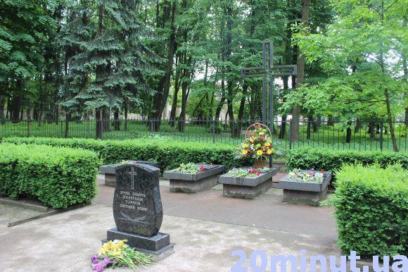 У Парку Слави симпатикам комуністів довелося відв'язати червоні стрічки з букетів, фото №1 на сайті 20minut.ua