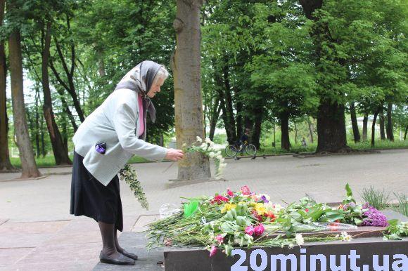У Парку Слави симпатикам комуністів довелося відв'язати червоні стрічки з букетів, фото №2 на сайті 20minut.ua