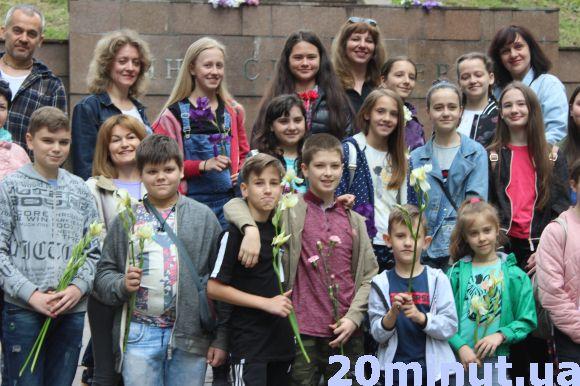 Тернопільські школярі принесли квіти до Вічного вогню, фото №1 на сайті 20minut.ua