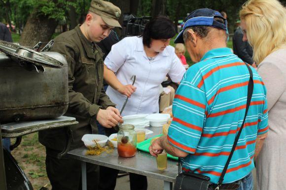 Новини Вінниці - фото з У парку Горького військові роздають вінничанам армійську кашу У парку Горького військові роздають вінничанам армійську кашу, фото №2 на сайті 20minut.ua