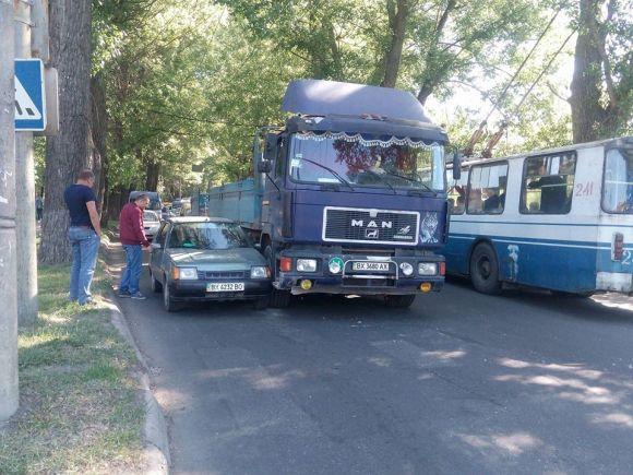 Старокостянтинівське шосе у заторах через ДТП і ремонт мосту, фото №1 на сайті vsim.ua
