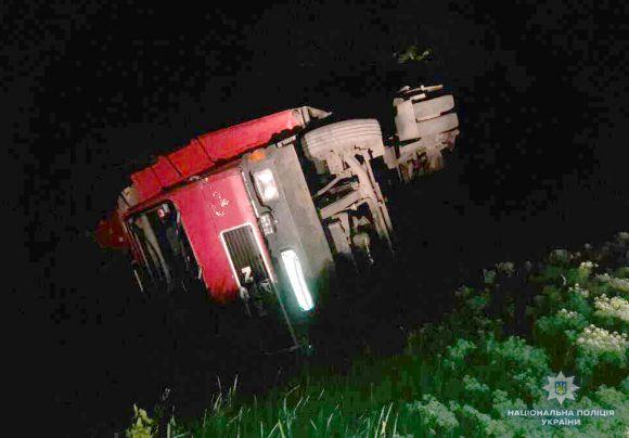 Новини Вінниці - фото з У Калинівському районі перекинулася вантажівка. Водій у лікарні У Калинівському районі перекинулася вантажівка. Водій у лікарні, фото №1 на сайті 20minut.ua