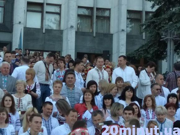 День у Тернопільській ОДА почався з селфі у вишиванці, фото №1 на сайті 20minut.ua
