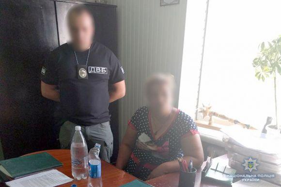 Новини Хмельницького - фото з 300 доларів, щоб не посадили: у Шепетівці жінка хотіла заплатити поліцейському 300 доларів, щоб не посадили: у Шепетівці жінка хотіла заплатити поліцейському, фото №1 на сайті vsim.ua