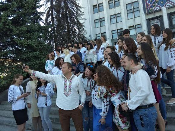 День у Тернопільській ОДА почався з селфі у вишиванці, фото №2 на сайті 20minut.ua