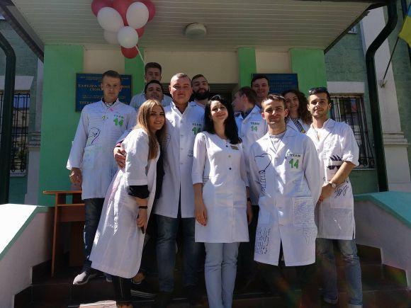 Новини Тернополя - фото з Фото дня: в останній день навчання студенти-стоматологи розмалювали свої халати зубами Фото дня: в останній день навчання студенти-стоматологи розмалювали свої халати зубами, фото №4 на сайті 20minut.ua