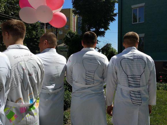 Новини Тернополя - фото з Фото дня: в останній день навчання студенти-стоматологи розмалювали свої халати зубами Фото дня: в останній день навчання студенти-стоматологи розмалювали свої халати зубами, фото №1 на сайті 20minut.ua
