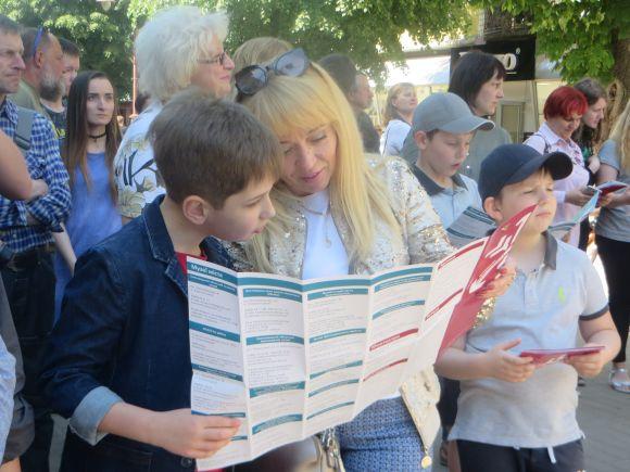 "Живі" скульптури і новий путівник: як у Хмельницькому відкривали туристичний сезон, фото №3 на сайті vsim.ua