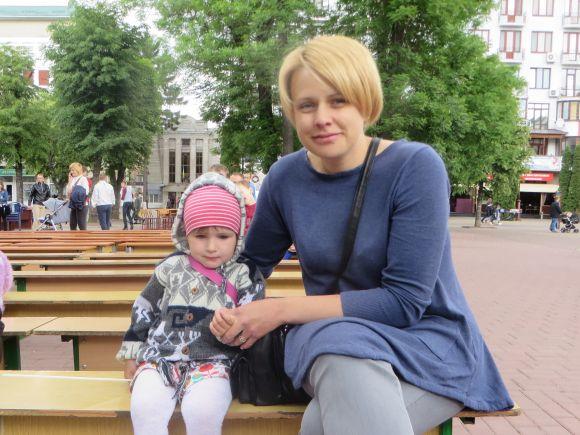 Вистава просто неба і розваги для дітей: 25 фото з Дня матері у Хмельницькому, фото №1 на сайті vsim.ua