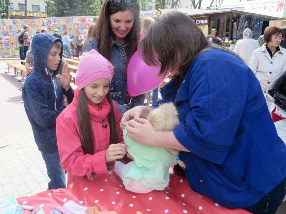 Вистава просто неба і розваги для дітей: 25 фото з Дня матері у Хмельницькому, фото №3 на сайті vsim.ua
