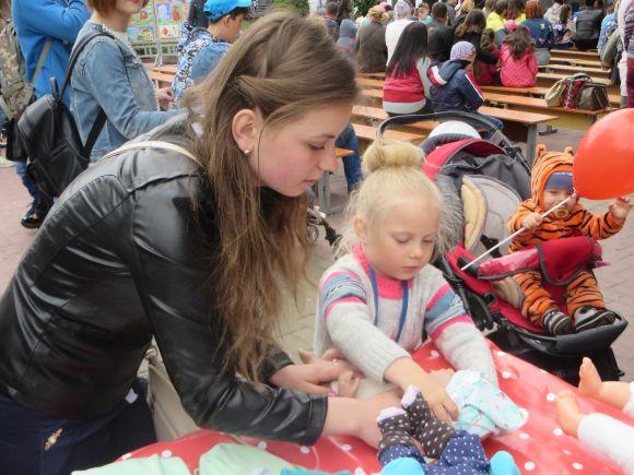 Вистава просто неба і розваги для дітей: 25 фото з Дня матері у Хмельницькому, фото №20 на сайті vsim.ua