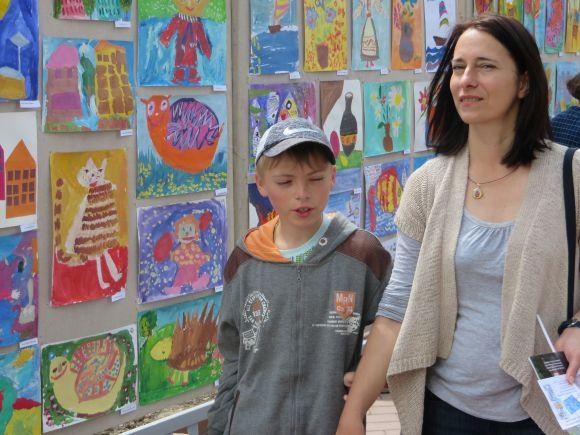 Вистава просто неба і розваги для дітей: 25 фото з Дня матері у Хмельницькому, фото №4 на сайті vsim.ua