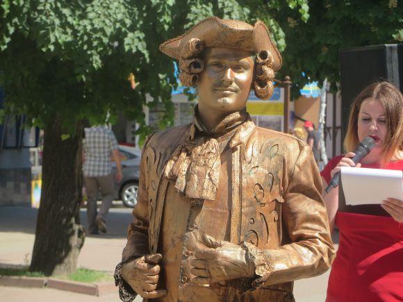 Новини Хмельницького - фото з "Живі" скульптури і новий путівник: як у Хмельницькому відкривали туристичний сезон "Живі" скульптури і новий путівник: як у Хмельницькому відкривали туристичний сезон, фото №5 на сайті vsim.ua