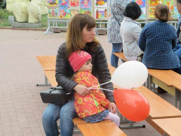 Вистава просто неба і розваги для дітей: 25 фото з Дня матері у Хмельницькому, фото №8 на сайті vsim.ua