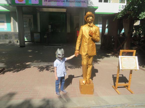 "Живі" скульптури і новий путівник: як у Хмельницькому відкривали туристичний сезон, фото №14 на сайті vsim.ua