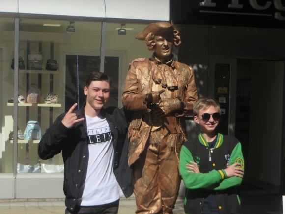 "Живі" скульптури і новий путівник: як у Хмельницькому відкривали туристичний сезон, фото №16 на сайті vsim.ua