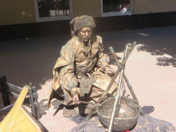 "Живі" скульптури і новий путівник: як у Хмельницькому відкривали туристичний сезон, фото №12 на сайті vsim.ua